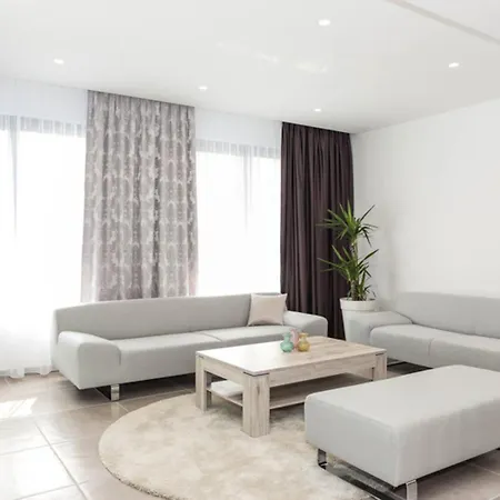 Villa Palazio A Spectacular 7 Bedroom 90 Metres To The Sea And Promenade