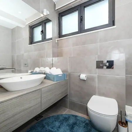 Villa Palazio A Spectacular 7 Bedroom 90 Metres To The Sea And Promenade *
