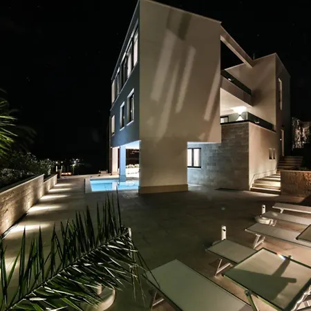 Palazio A Spectacular 7 Bedroom 90 Metres To The Sea And Promenade * Trogir