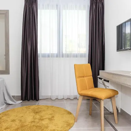 Palazio A Spectacular 7 Bedroom 90 Metres To The Sea And Promenade * Trogir
