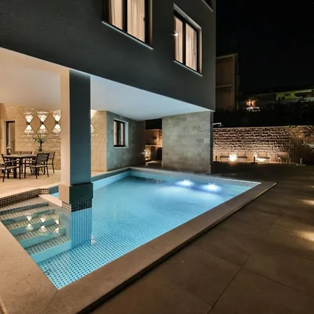 Palazio A Spectacular 7 Bedroom 90 Metres To The Sea And Promenade * Trogir