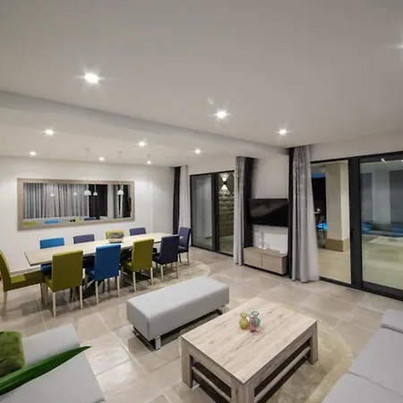 Villa Palazio A Spectacular 7 Bedroom 90 Metres To The Sea And Promenade *